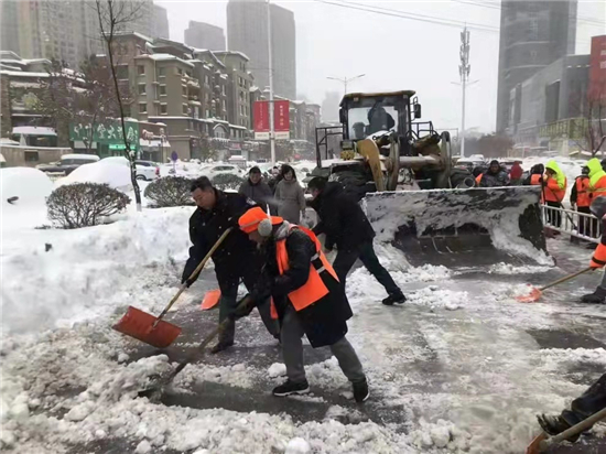 等圖）鞍山市高新區：除雪“先民生後生産” 保障居民出行順暢_fororder_全員除雪道路暢通