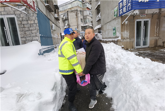 等圖）鞍山藍天救援隊  暴雪中的救援_fororder_藍天救援隊隊員抬著患者去就醫 供圖 藍天救援隊