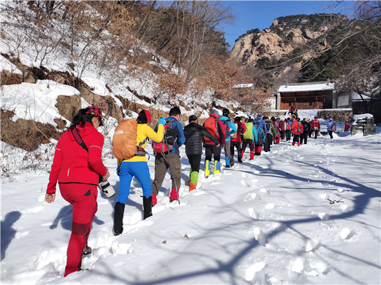 鞍山千山景區雪後開放  防疫仍是第一位_fororder_組團遊山人流不斷（網友提供圖片）