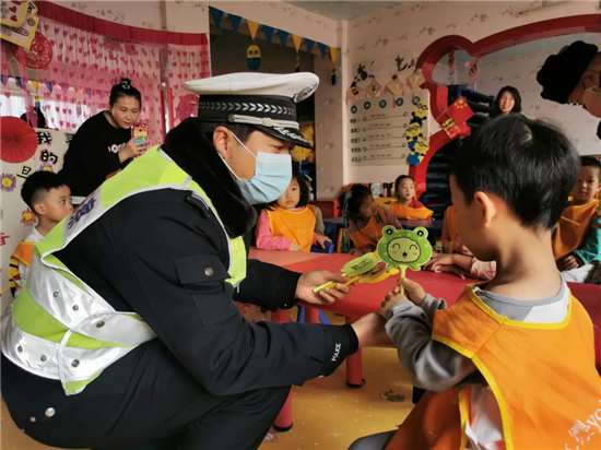 盤錦大洼交警深入學校、幼兒園開展交通安全宣教活動_fororder_圖片2