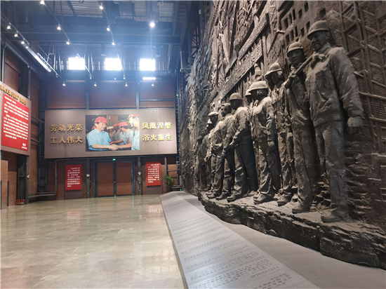 鞍鋼博物館建館七年：踔厲風發打造紅色綠標 砥礪前行賡頌鋼鐵詩篇_fororder_鋼鐵是怎樣煉成的大型浮雕 攝影 胡家川