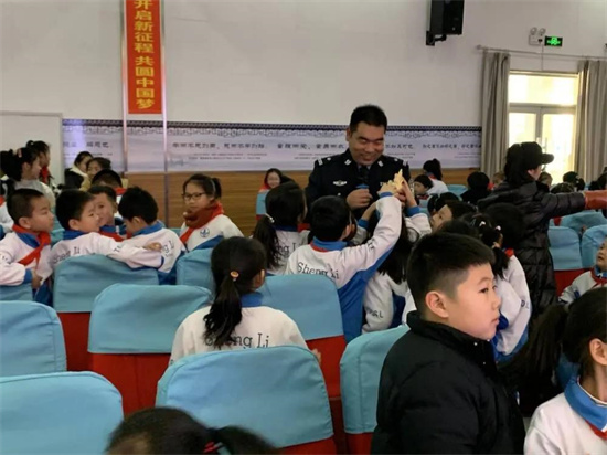 遼寧鞍山森林警察走進校園 開展野生動物保護宣傳_fororder_民警與小學生現場互動 供圖 鞍山公安局