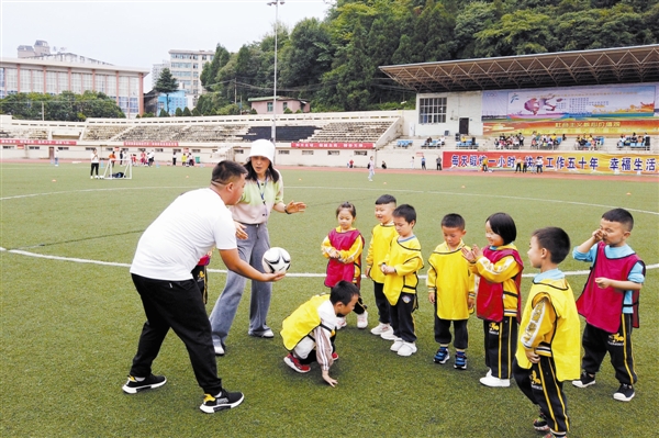 大連幼兒足球專家團走進貴州六盤水