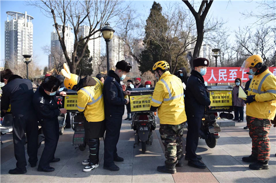 鞍山立山公安分局攜手外賣平臺築平安_fororder_在送餐車上張貼標語 攝影 董楠楠