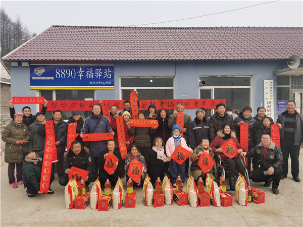 鞍山馮志國愛心團隊走進大山送溫暖 28年奉獻換來愛的延續_fororder_領到年貨的村民 攝影 董楠楠 