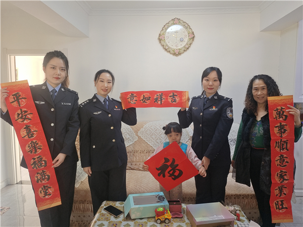 撫順公安新春送暖：女子警務區民警春節走訪暖人心_fororder_到東華園小區看望孤兒，送去米麵油玩具和春聯 攝影  朱建博