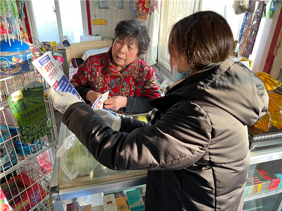 駐村“第一書記”牽頭 遼陽燈塔市邵二台村開展節前反詐宣傳活動_fororder_反詐3