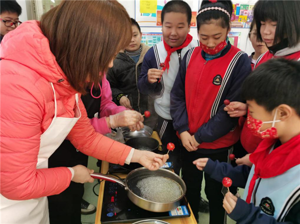 鞍山：校園假期託管班裏“過小年” 包餃子、剪窗花、吃灶糖_fororder_小年3