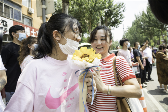 鏡頭聚焦瀋陽高考首日：家長穿旗袍舉向日葵“花式”助考