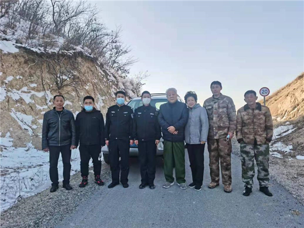 車輛側滑翻進山溝 鞍山岫岩警方緊急救援_fororder_圖片1