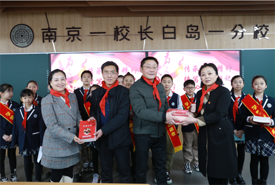 “傳承雷鋒精神 續寫雷鋒日記”贈書儀式在瀋陽市南京一校長白島一分校舉行_fororder_圖片3