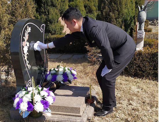 鞍山：代客祭掃寄哀思 便民服務暖人心_fororder_代客祭奠擦拭墓碑。供圖 雙龍山墓園