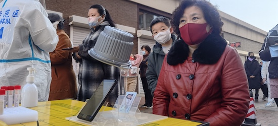 遼寧沈撫示範區：核酸採樣小“神器”發揮防疫大作用_fororder_抗疫“神器”應用在核酸採樣現場 供圖 沈撫示範區管委會