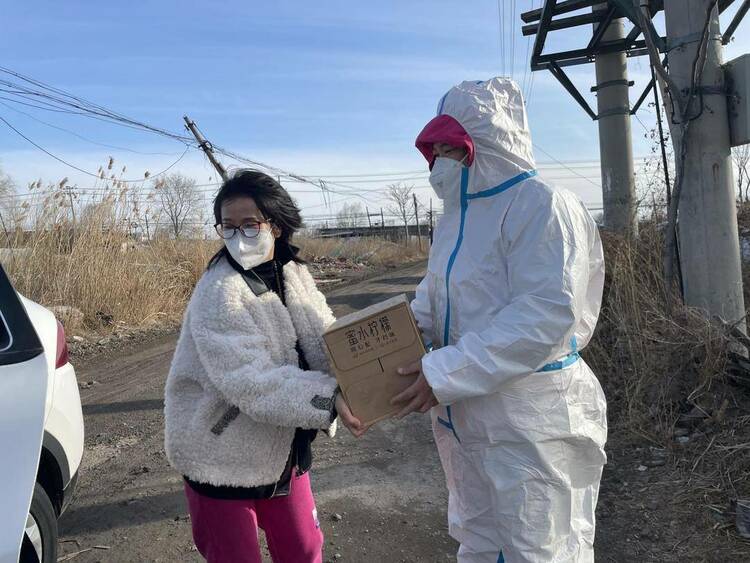 早餐、棉被、棉襖……熱心居民為營口一線防疫工作者送溫暖