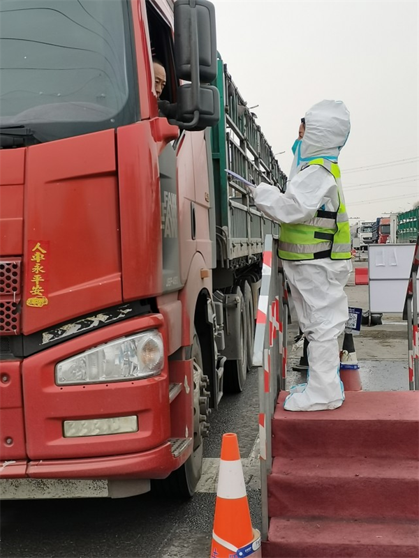 瀋陽：頂著“兩件棉襖倆棉褲”都擋不住的冷 交通執勤員嚴守“沈北大門”不退縮_fororder_111