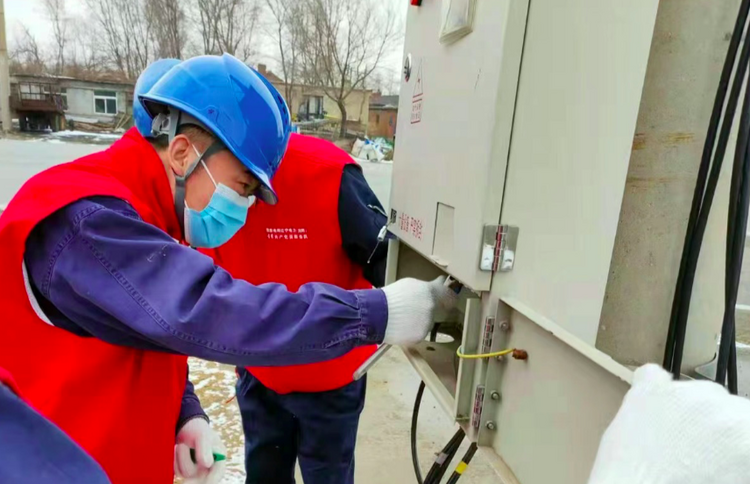 封控區內三名國網瀋陽供電公司員工主動承擔保電責任 送居民“定心丸”_fororder_zzzz15