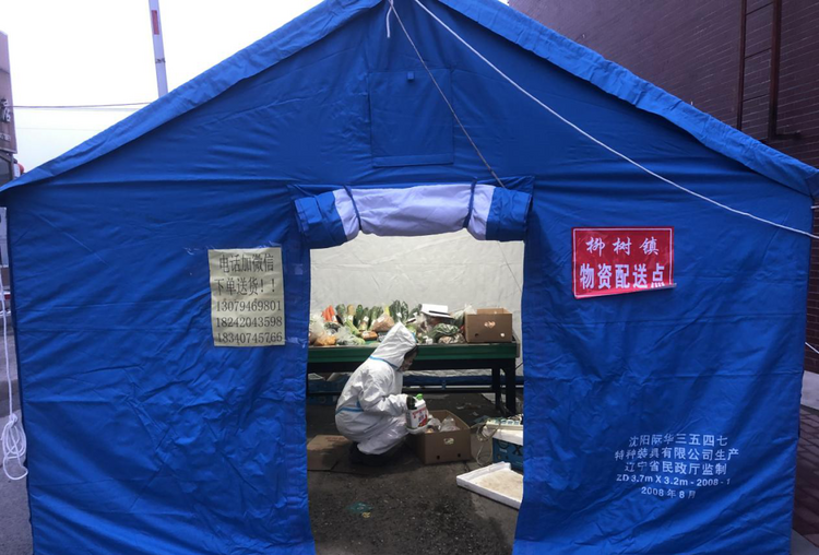 不出小區生活照舊，營口老邊區“帳篷超市”保民生