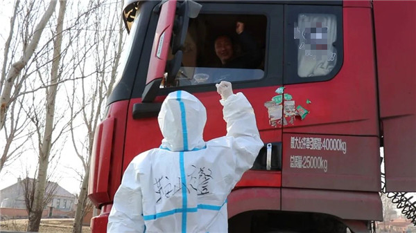 及時送上“暖心餐包” 鞍山交警不讓滯留大貨司機口渴挨餓_fororder_鞍山交警送給滯留司機食品後互相鼓勵。供圖 鞍山公安局_副本