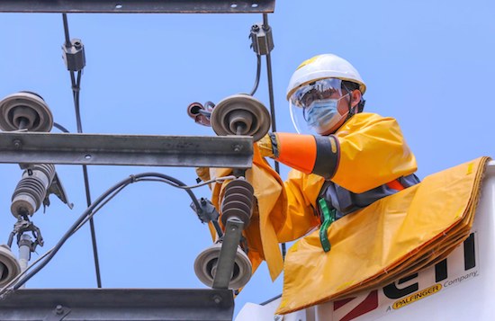 疫情防控 國網鞍山供電公司保障服務_fororder_電業員工現場作業。供圖 國網鞍山供電公司