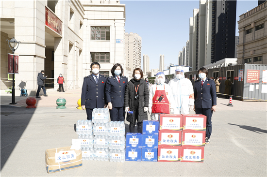 “疫情不走我們不退” 瀋陽市沈北稅務人戰“疫”顯擔當_fororder_稅務4-沈北新區稅務局局長趙偲朦（左二）帶隊前往檢測點慰問醫護人員和社區工作者