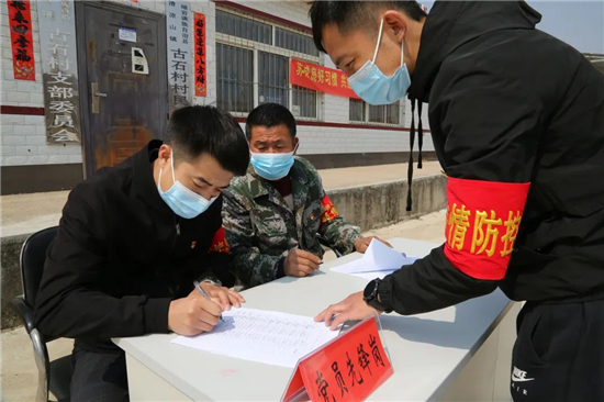 鞍山岫岩縣：黨員幹部“疫”往無前戰疫情_fororder_黨員幹部下沉村組開展防疫工作。供圖 岫岩宣傳部