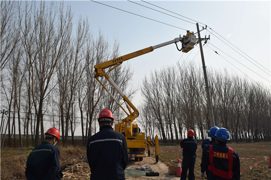 遼寧海城供電：解難題辦實事 “抗疫”“助農”兩不誤_fororder_維修車開進大地。供圖 國網海城公司(1)