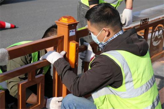 鞍山市城區道路護欄陸續升級改造_fororder_五一期間，員工在加緊安裝護欄。供圖 鞍山公安局