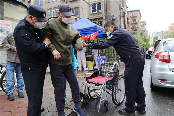 （圖）鞍山公安全力保障全市城區核酸篩查工作安全有序_fororder_民警幫助殘疾人核酸檢測。供圖 鞍山公安局