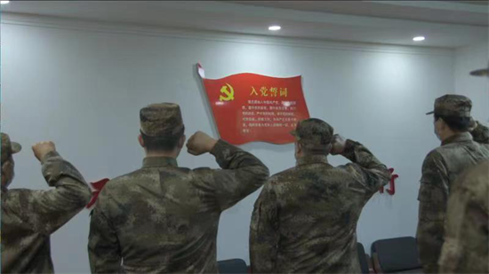 鞍山退役軍人企業愛國擁軍發展聯合會  鼎力捐贈助力抗疫_fororder_退役老兵重溫入黨誓言。攝影 董楠楠