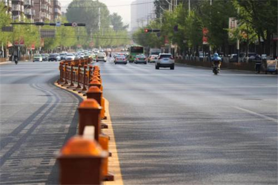 鞍山市城區道路護欄陸續升級改造_fororder_升級改造後的護欄煥然一新。供圖 鞍山公安局