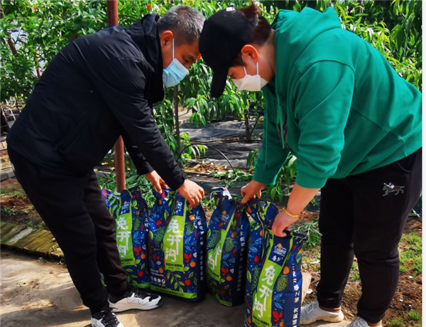 （圖）鞍山農民勞模以身作則 帶頭抗擊疫情助力春耕生産_fororder_桂永帥（左）疫情期間給農民送富硒肥。供圖 六和敬富硒公司