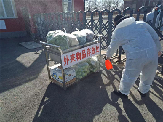 （圖）鞍山海城西柳鎮：防控保障民生 助企“一路綠燈”_fororder_配送所有生活物資全部消殺。供圖 西柳鎮政府