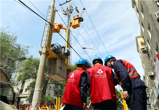 東北地區首次！實用化帶電作業機器人不停電作業​_fororder_0531_1