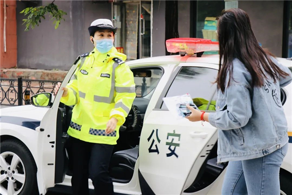 鞍山交警護航高考 助考生書寫“有為”答卷_fororder_服務考生。供圖 鞍山交警