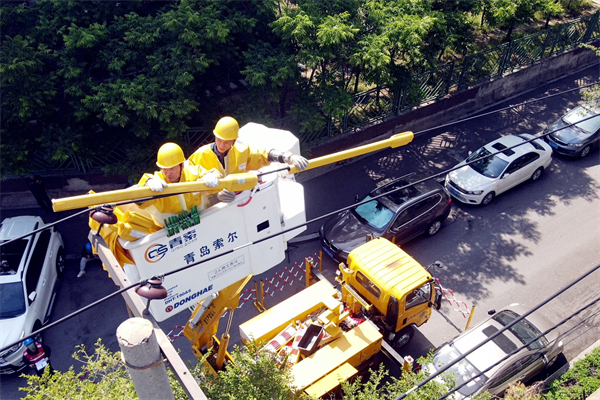 國網瀋陽供電公司帶電大會戰 為高考保電線路“看病”_fororder_0603_1