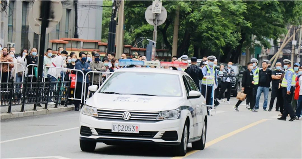 鞍山交警護航高考 助考生書寫“有為”答卷_fororder_維持陪考家長的秩序。供圖 鞍山交警