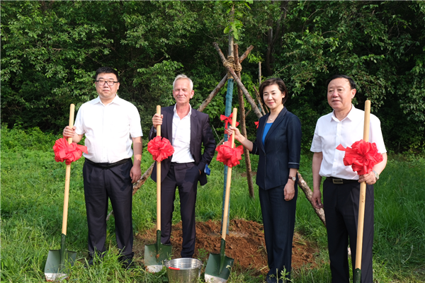 遼寧省“中德友誼林”揭牌：播撒友誼、守護綠色、共謀發展_fororder_植樹1