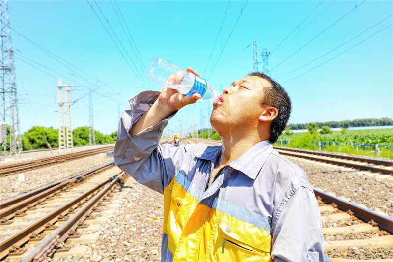 沈鐵職工鏖戰“桑拿天” 迎戰暑期運輸大“烤”全力確保暑運安全_fororder_鐵路4