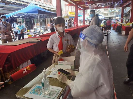 （發城市頻道）支援抗疫 海口市瓊山第二小學少先隊員致敬“最可愛的逆行者”_fororder_3