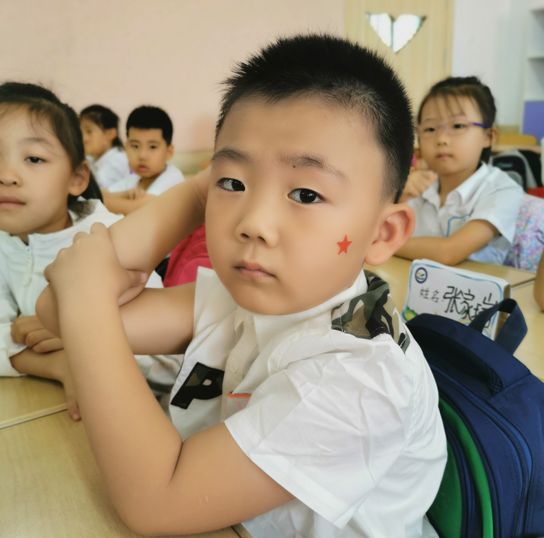 開學第一天：雛鷹實驗小學先教“小豆包”打招呼