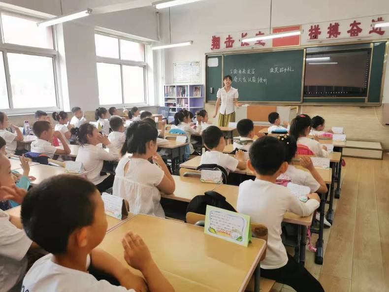 開學第一天：雛鷹實驗小學先教“小豆包”打招呼