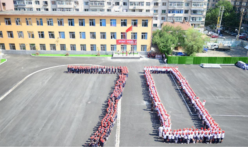 開學第一天：瀋陽市和平區五萬師生“同升國旗 共唱國歌”