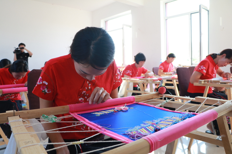 盛京滿繡刺繡車間讓朝陽縣山村婦女實現在家就業