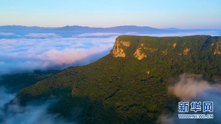 本溪五女山：日出霞光傾瀉 雲海美如仙境