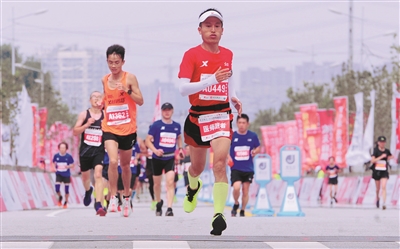 2019瀋陽國際馬拉松激情起跑 兩萬跑友馳騁渾河兩岸