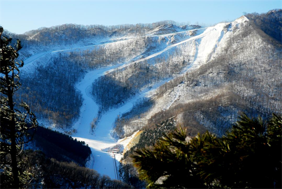 丹東寬甸天橋溝滑雪旅遊度假地：體驗阿爾卑斯山脈同一緯度的暢快_fororder_圖片3