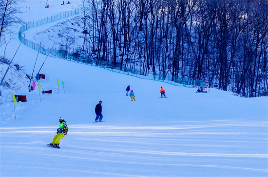 丹東寬甸天橋溝滑雪旅遊度假地：體驗阿爾卑斯山脈同一緯度的暢快_fororder_圖片6