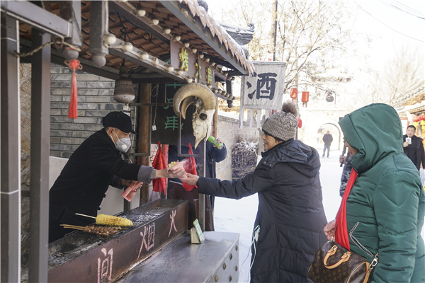 嬉冰雪過大年 千名北京遊客入住遼寧葫蘆古鎮_fororder_葫蘆2_副本