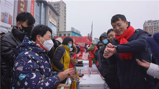 瑞雪迎開集 歡喜過大年 錦州黑山縣迎新春年貨大集啟幕_fororder_7