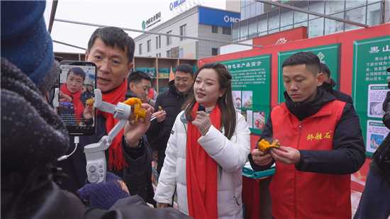 瑞雪迎開集 歡喜過大年 錦州黑山縣迎新春年貨大集啟幕_fororder_1